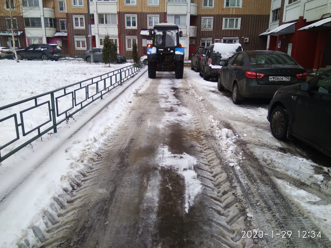 Выполнена уборка снега с придомовой территории многоквартирных домов, расположенных по адресам: Ленинский район, п. Развилка, д.43 и д.45.